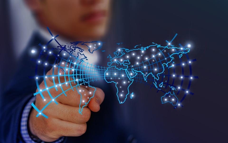 苹果(AAPL.US)通过AI推动新战略:桌面机器人引领2027计划,智能家居摄像头开启增长新机遇